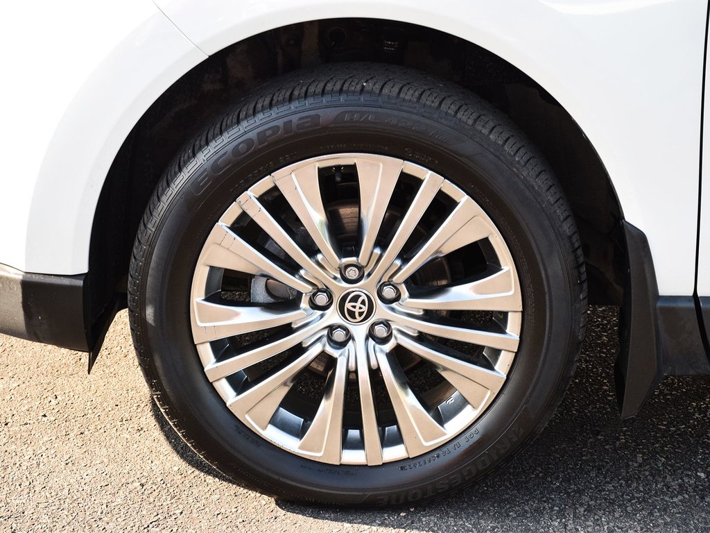2023 Toyota Venza Limited in Mississauga, Ontario - 6 - w1024h768px