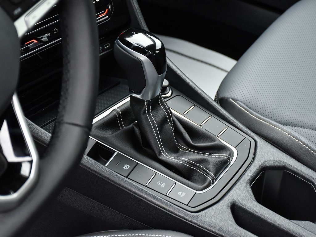 2025 Volkswagen Jetta Highline in Mississauga, Ontario - 8 - w1024h768px