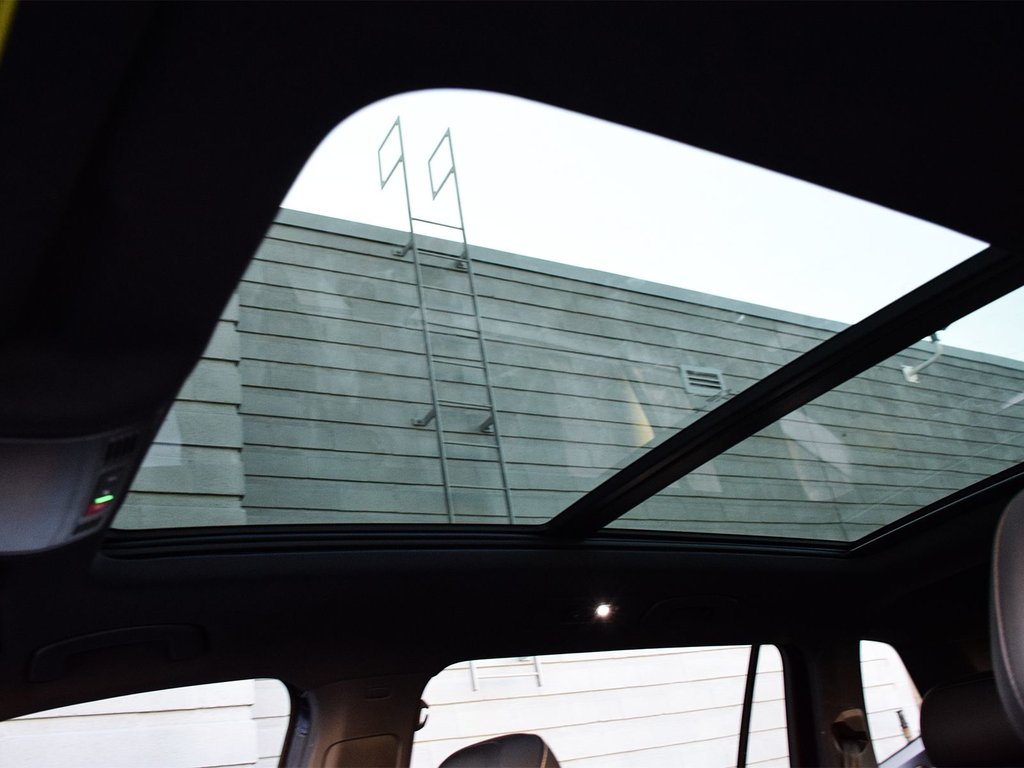 2022 Volkswagen Tiguan Comfortline R-Line Black Edition in Mississauga, Ontario - 10 - w1024h768px