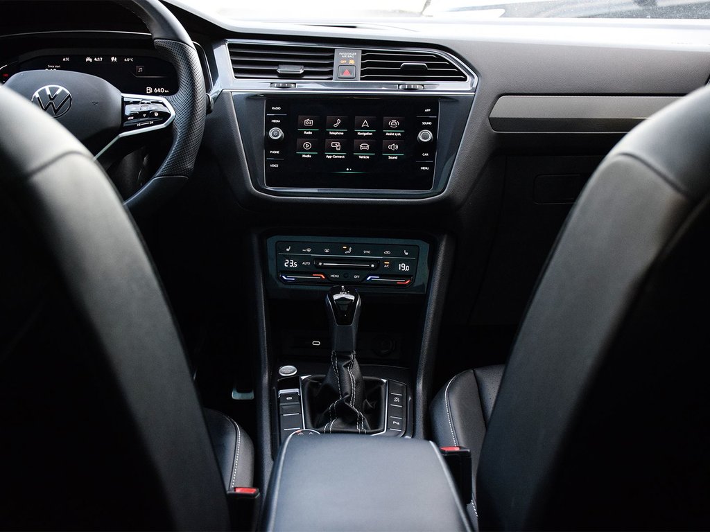 2022 Volkswagen Tiguan Comfortline R-Line Black Edition in Mississauga, Ontario - 13 - w1024h768px