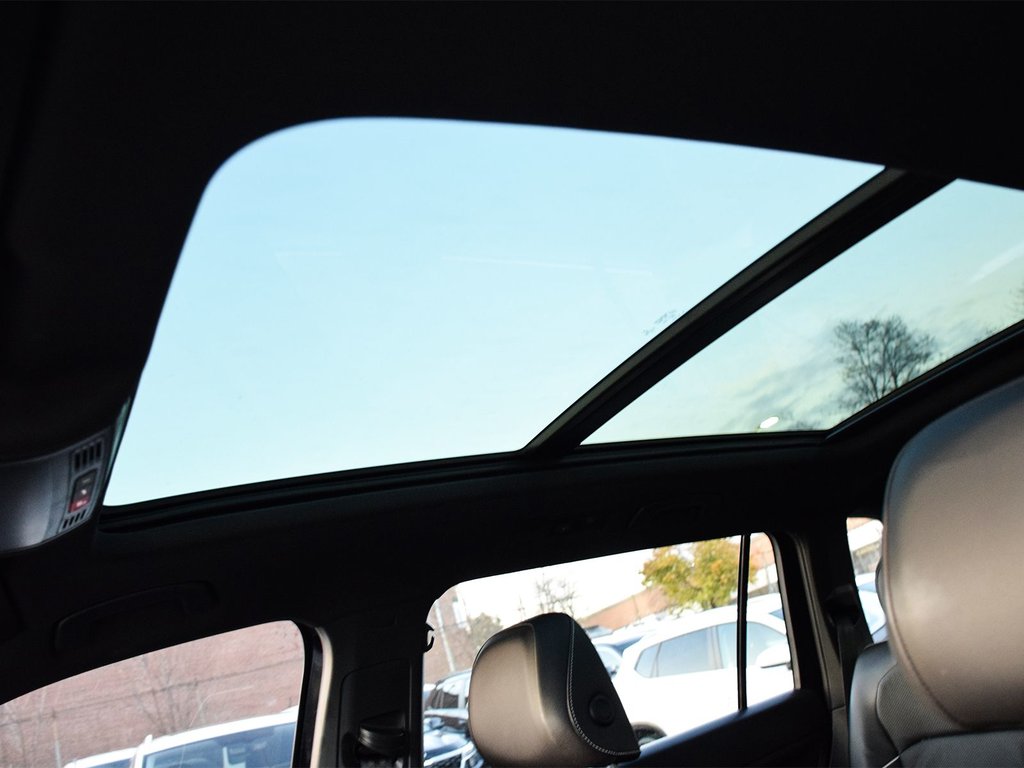 2022 Volkswagen Tiguan Highline R-Line in Mississauga, Ontario - 9 - w1024h768px