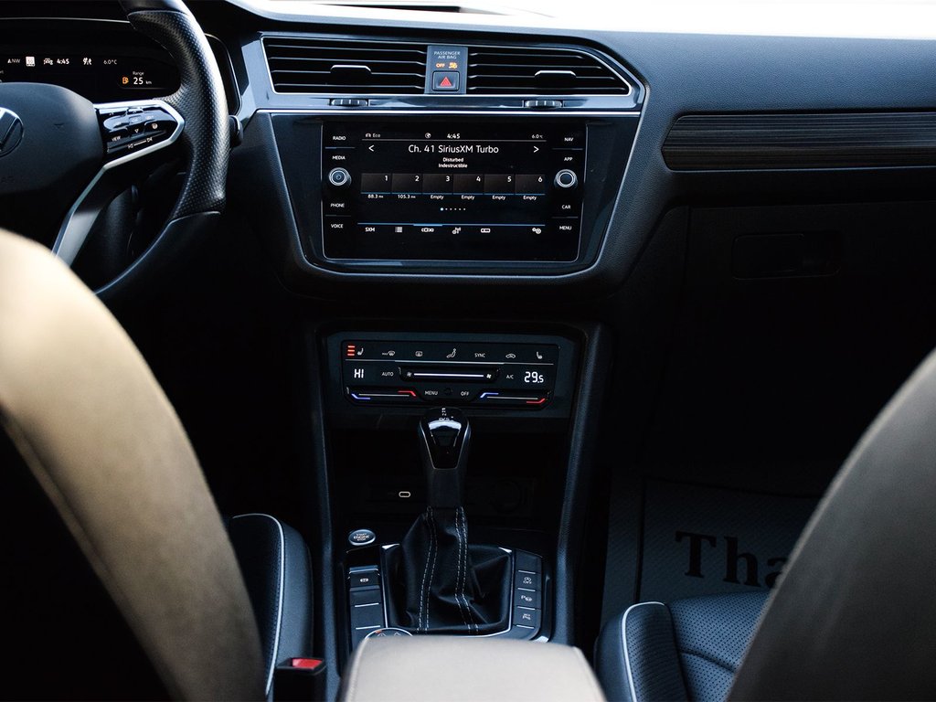 2022 Volkswagen Tiguan Highline R-Line in Mississauga, Ontario - 12 - w1024h768px