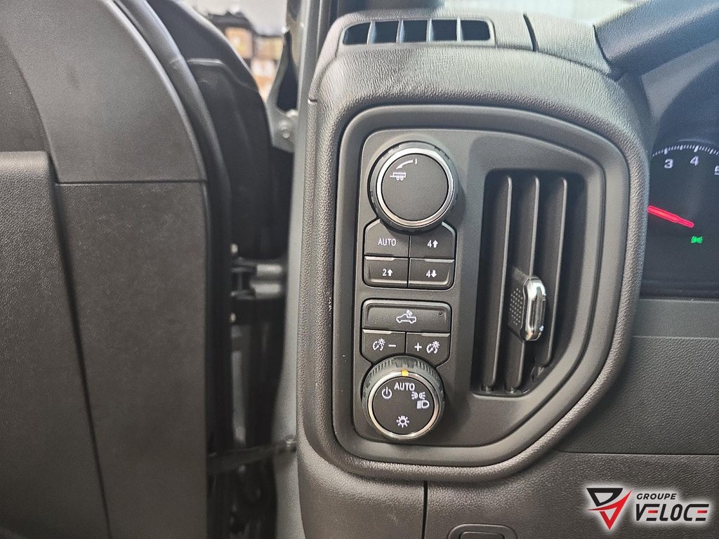 Chevrolet Silverado 1500 Custom Trail Boss 2026 à Rivière-du-Loup, Québec - 15 - w1024h768px