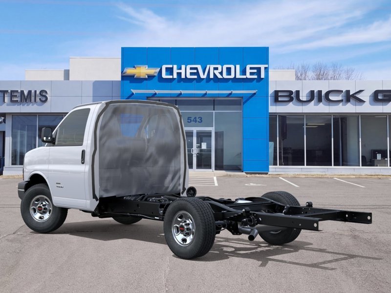 GMC Savana Cutaway 3500  2026 à Témiscouata-sur-le-Lac, Québec - 3 - w1024h768px