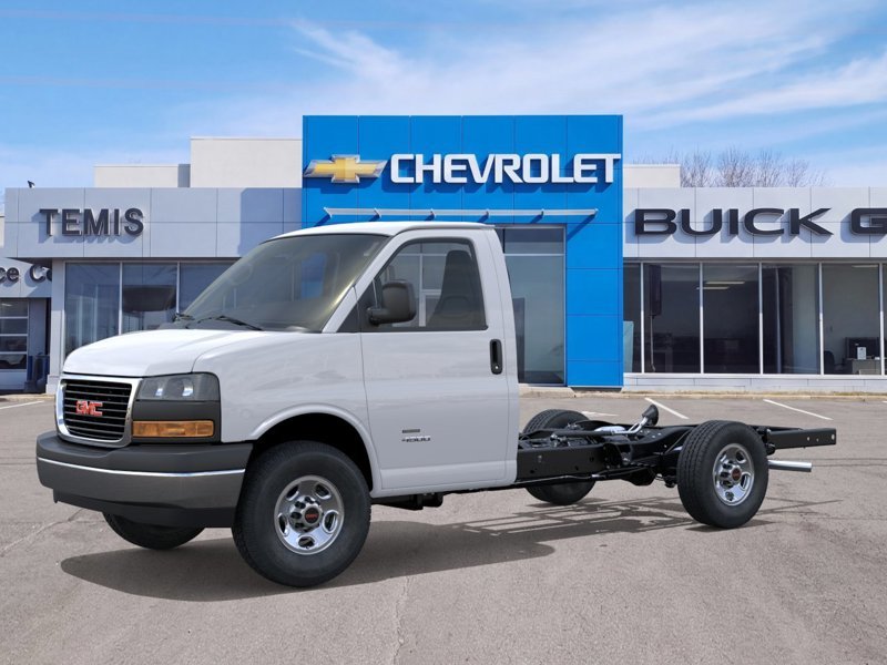 GMC Savana Cutaway 3500  2026 à Témiscouata-sur-le-Lac, Québec - 2 - w1024h768px