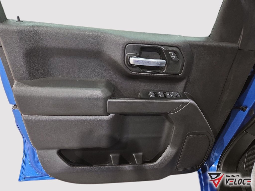 2023 Chevrolet Silverado 1500 Custom Trail Boss in Riviere-du-Loup, Quebec - 10 - w1024h768px
