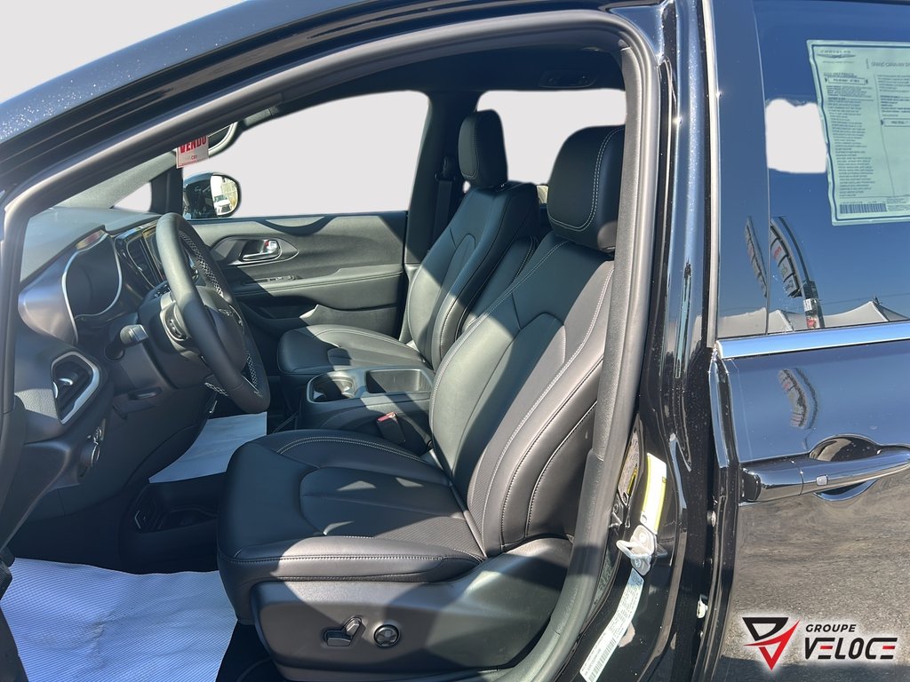2025 Chrysler Grand Caravan SXT in Riviere-du-Loup, Quebec - 5 - w1024h768px