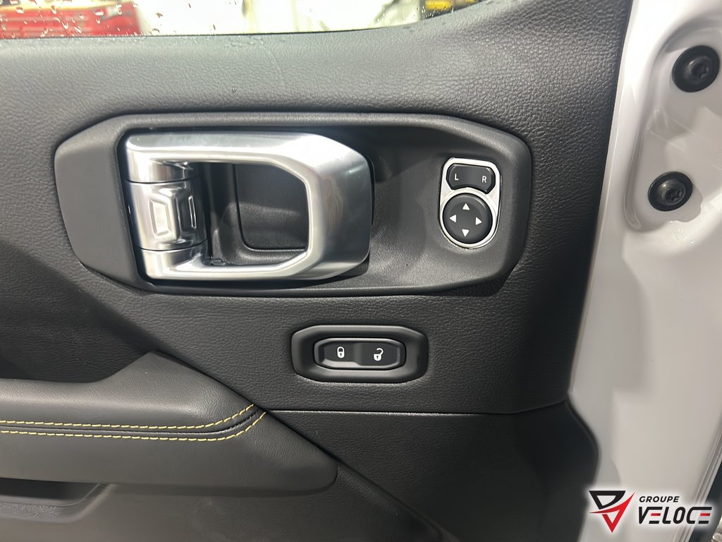Jeep Wrangler 4-Door SAHARA 2026 à Rivière-du-Loup, Québec - 15 - w1024h768px