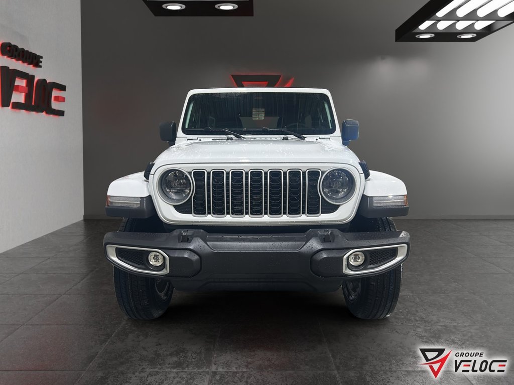 Jeep Wrangler 4-Door SAHARA 2026 à Rivière-du-Loup, Québec - 2 - w1024h768px