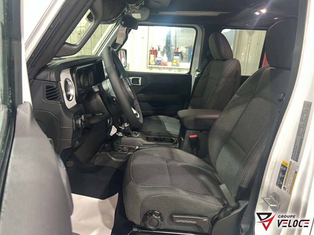 Jeep Wrangler 4-Door SAHARA 2026 à Rivière-du-Loup, Québec - 8 - w1024h768px