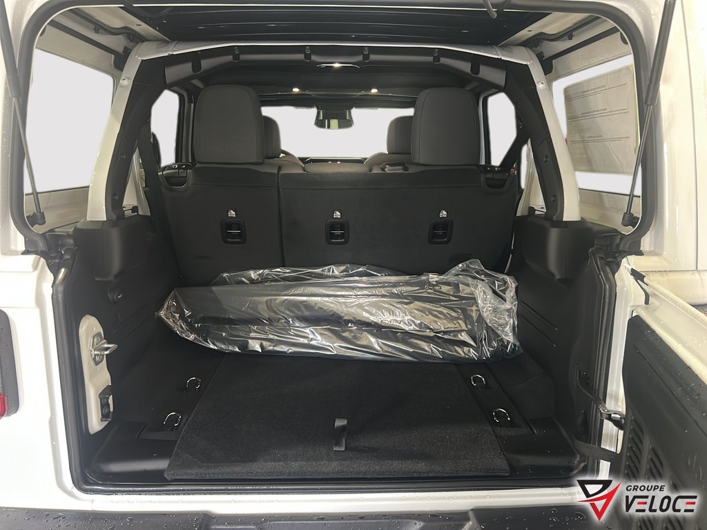 Jeep Wrangler 4-Door SAHARA 2026 à Rivière-du-Loup, Québec - 6 - w1024h768px