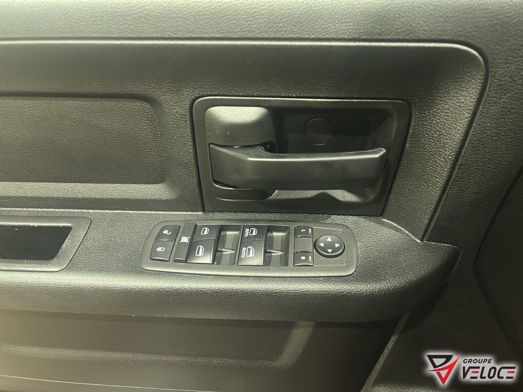 2020 Ram 1500 Classic Express *NIGHT EDITION, V8 5.7, CREWCAB* in Riviere-du-Loup, Quebec - 13 - w1024h768px