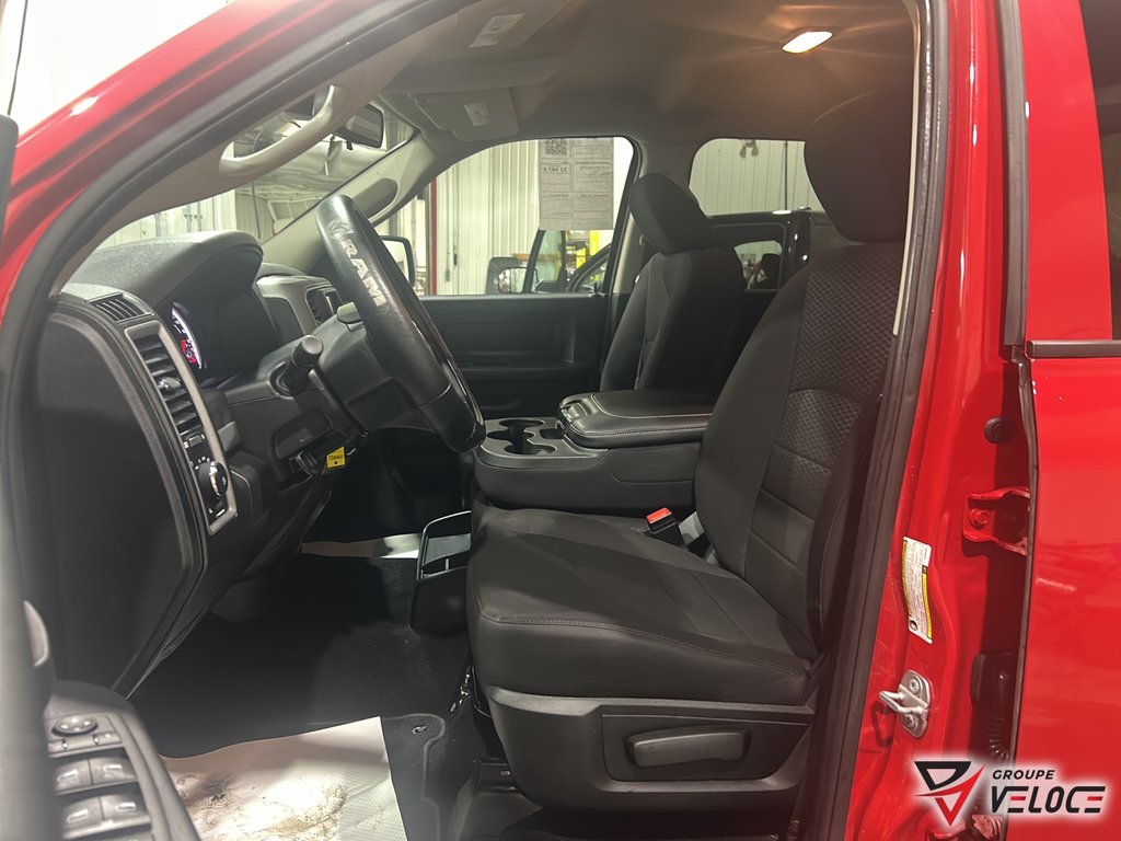 2020 Ram 1500 Classic Express *NIGHT EDITION, V8 5.7, CREWCAB* in Riviere-du-Loup, Quebec - 8 - w1024h768px