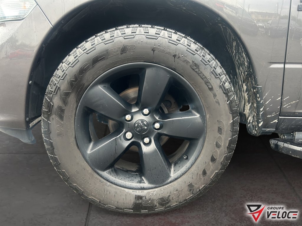 Ram 1500 Classic Express *CREWCAB, NIGHT EDITION, CONSOLE, V6* 2021 à Rivière-du-Loup, Québec - 6 - w1024h768px
