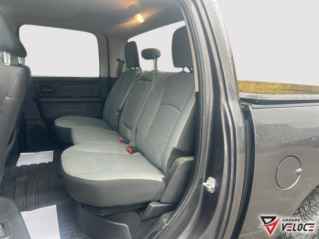 Ram 1500 Classic Express *CREWCAB, NIGHT EDITION, CONSOLE, V6* 2021 à Rivière-du-Loup, Québec - 8 - w1024h768px