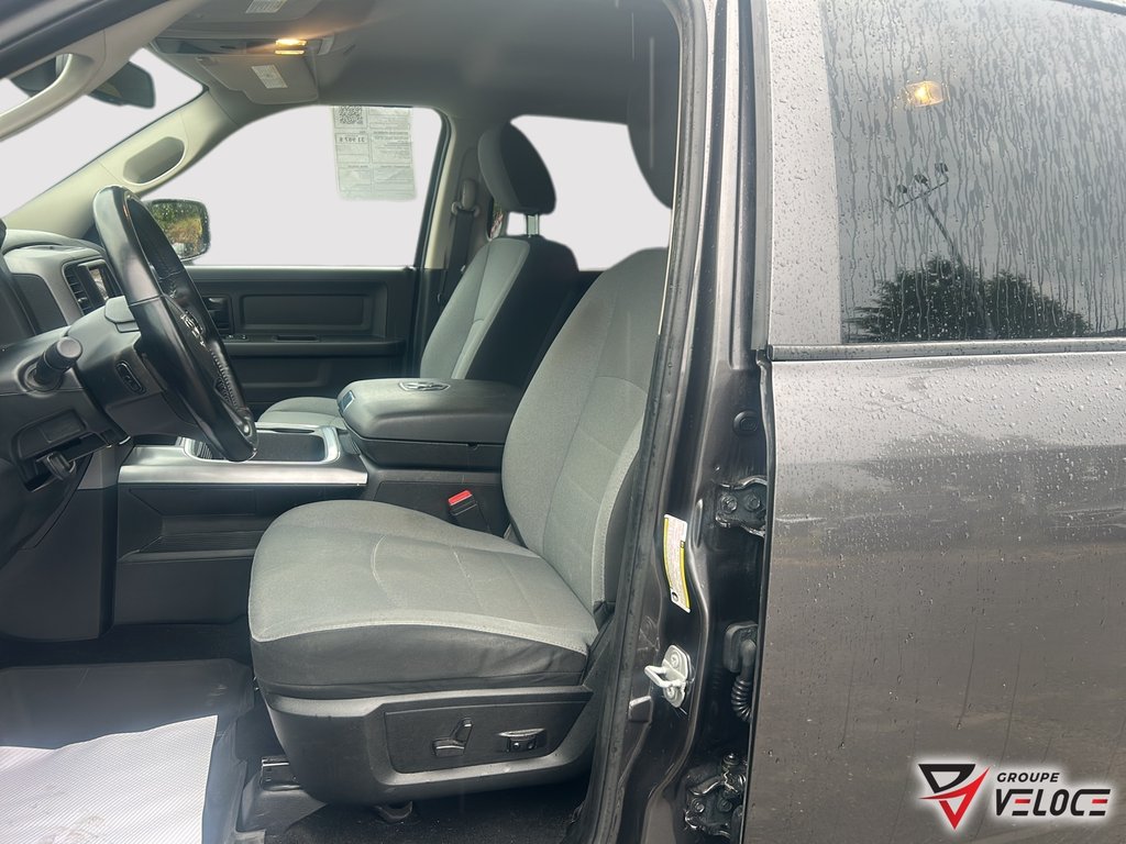 Ram 1500 Classic Express *CREWCAB, NIGHT EDITION, CONSOLE, V6* 2021 à Rivière-du-Loup, Québec - 7 - w1024h768px