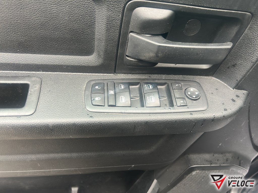 Ram 1500 Classic Express *CREWCAB, NIGHT EDITION, CONSOLE, V6* 2021 à Rivière-du-Loup, Québec - 10 - w1024h768px