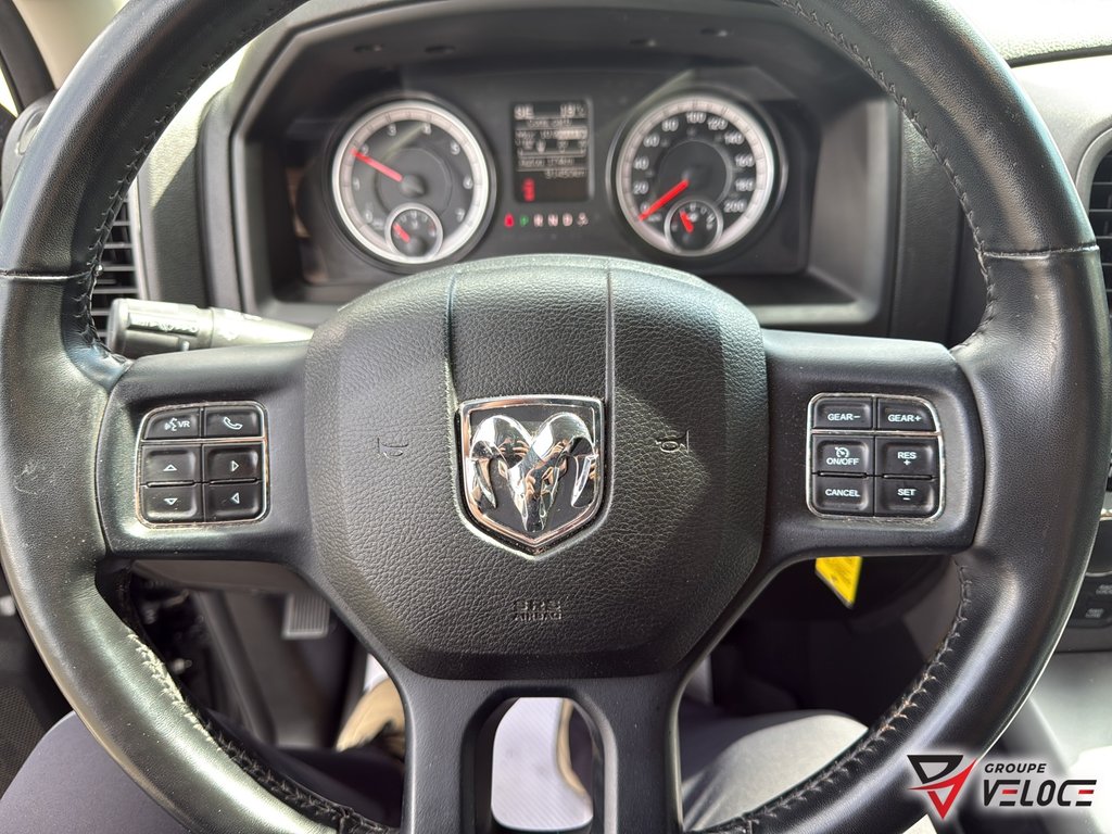 Ram 1500 Classic Express *QUAD CAB, V6, CONSOLE* 2023 à Rivière-du-Loup, Québec - 11 - w1024h768px