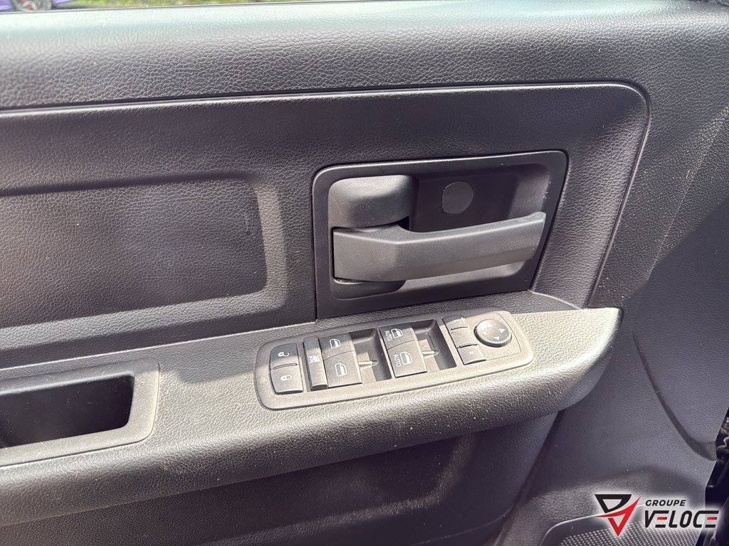 Ram 1500 Classic Express *QUAD CAB, V6, CONSOLE* 2023 à Rivière-du-Loup, Québec - 8 - w1024h768px