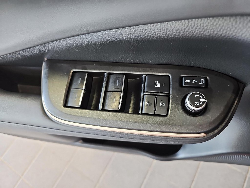 2023 Toyota CROWN in Quebec, Quebec - 11 - w1024h768px