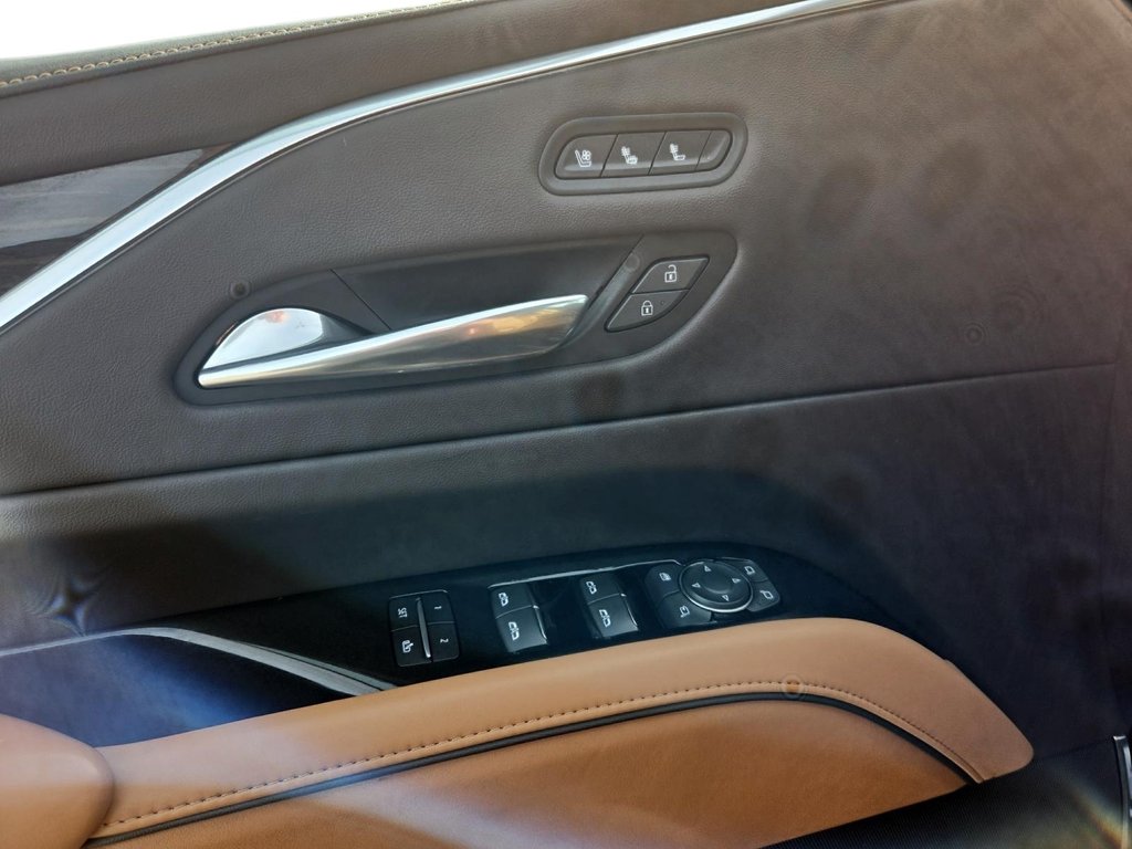 2021 Cadillac ESCALADE in Quebec, Quebec - 11 - w1024h768px