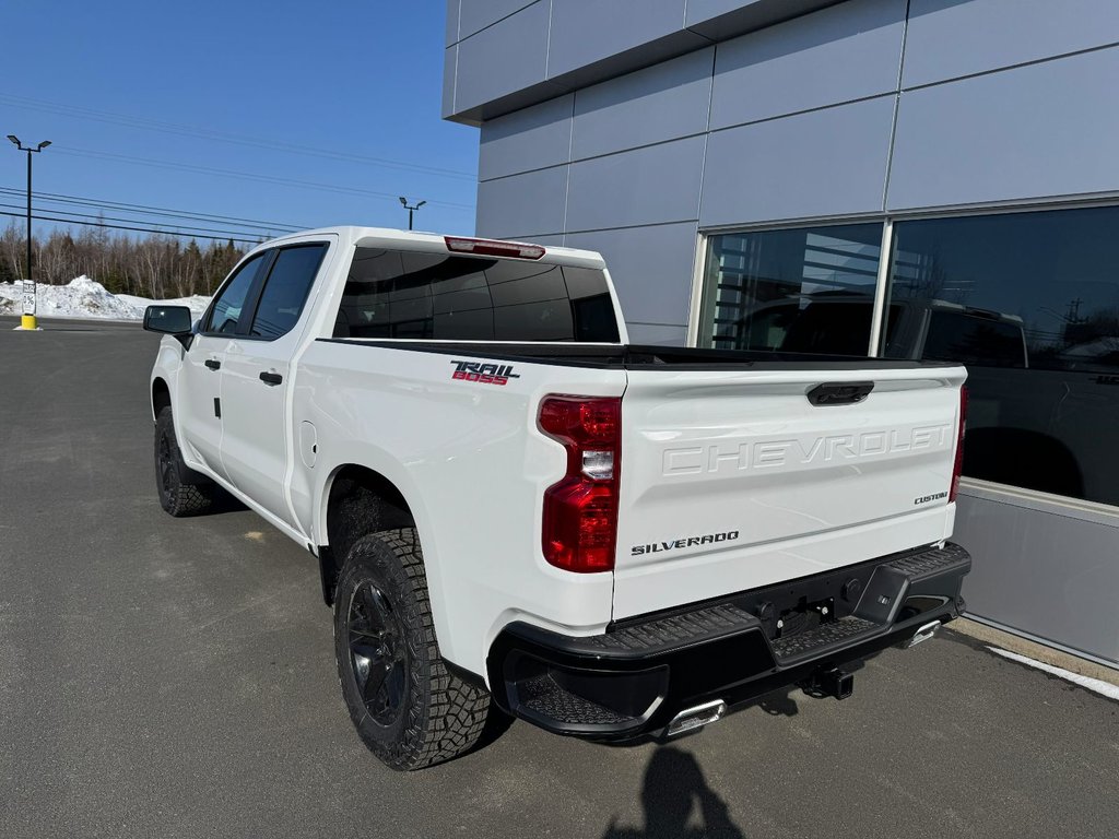 Chevrolet Silverado 1500 Custom Trail Boss 2026 à Tracadie-Sheila, Nouveau-Brunswick - 2 - w1024h768px