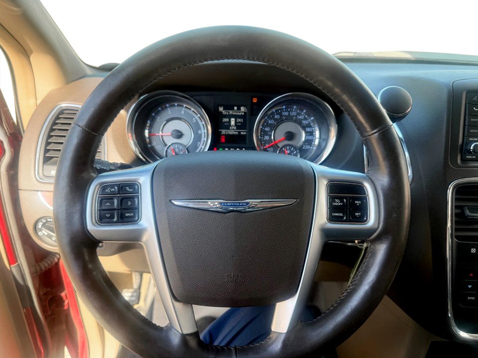 2011 Chrysler TOWN & COUNTRY Touring, keyless entry, Cruise control, Bluetooth in COLDBROOK, Nova Scotia - 10 - w1024h768px