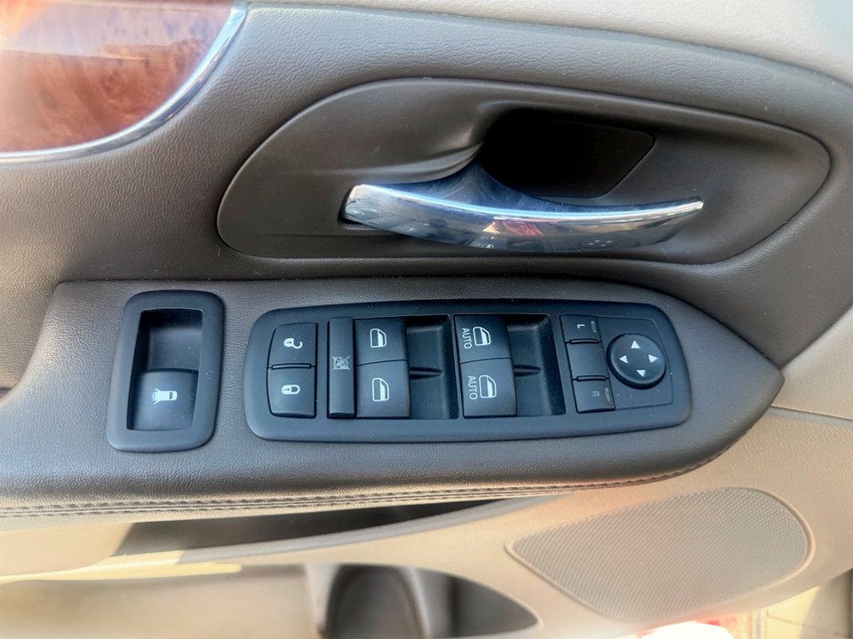 2011 Chrysler TOWN & COUNTRY Touring, keyless entry, Cruise control, Bluetooth in COLDBROOK, Nova Scotia - 8 - w1024h768px