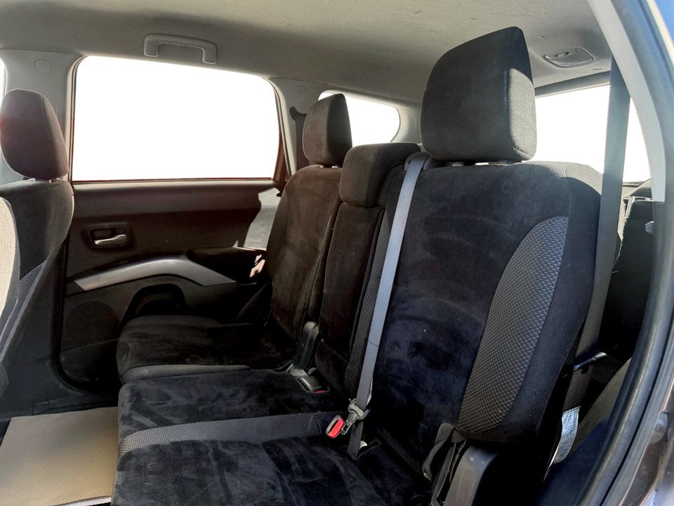 2011 Mitsubishi OUTLANDER SE LS, keyless entry, backup camera, Bluetooth in COLDBROOK, Nova Scotia - 14 - w1024h768px