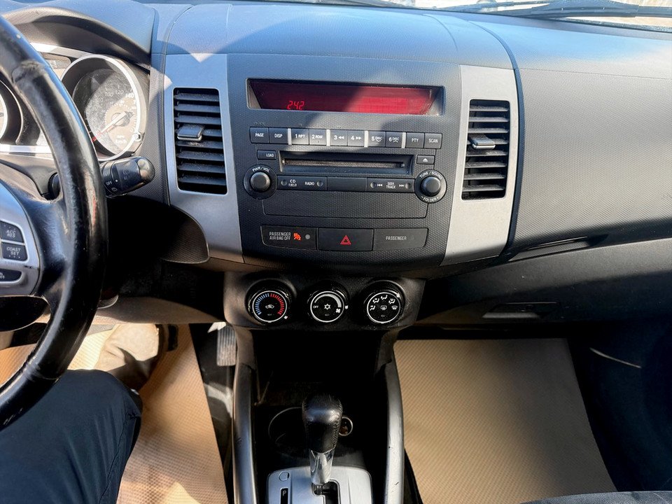 2011 Mitsubishi OUTLANDER SE LS, keyless entry, backup camera, Bluetooth in COLDBROOK, Nova Scotia - 12 - w1024h768px