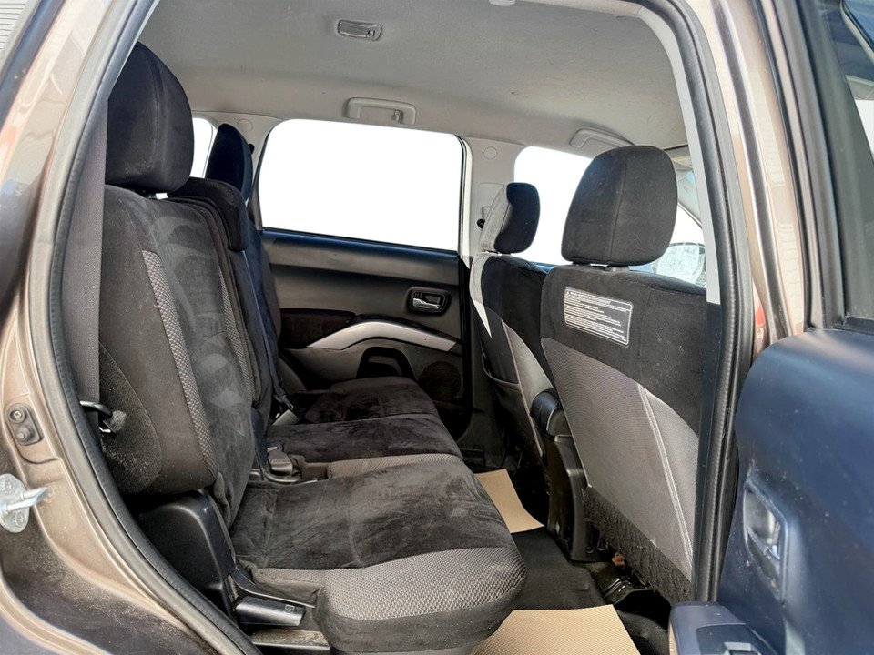 2011 Mitsubishi OUTLANDER SE LS, keyless entry, backup camera, Bluetooth in COLDBROOK, Nova Scotia - 17 - w1024h768px