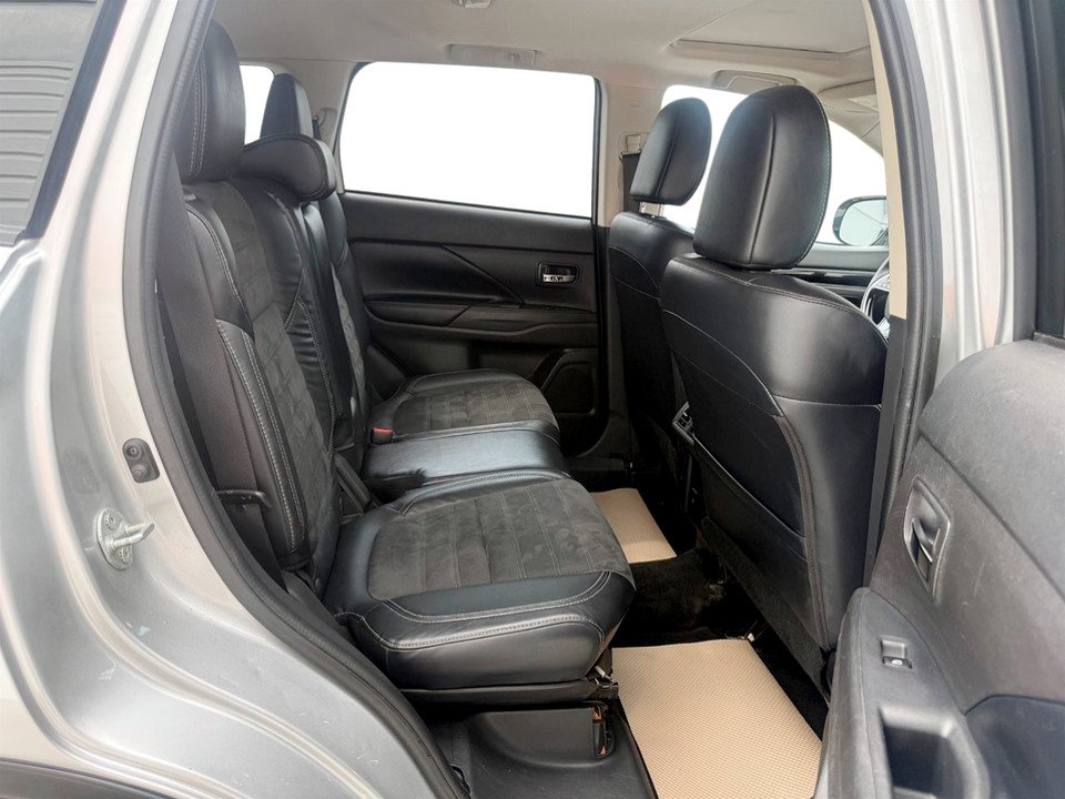 2020 Mitsubishi OUTLANDER ES, keyless entry, backup camera, Bluetooth in COLDBROOK, Nova Scotia - 18 - w1024h768px