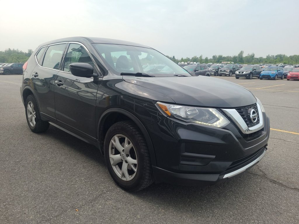 2017 Nissan Rogue S in Thunder Bay, Ontario - 1 - w1024h768px