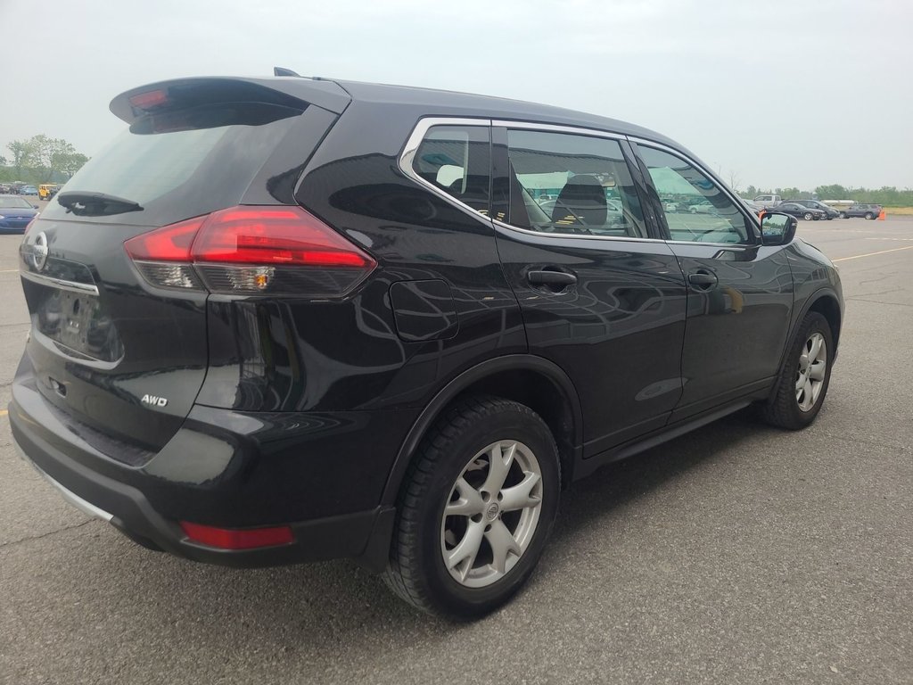 2017 Nissan Rogue S in Thunder Bay, Ontario - 4 - w1024h768px