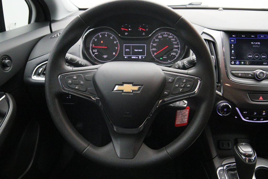 2019 Chevrolet Cruze in Sept-Îles, Quebec - 12 - w1024h768px