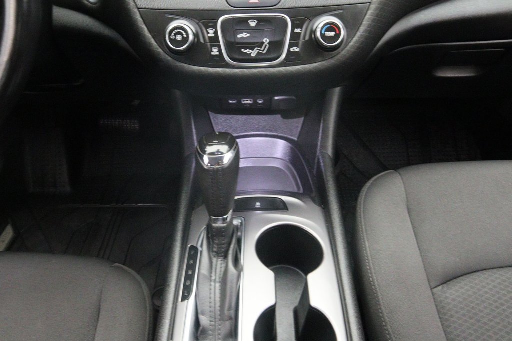 2019 Chevrolet Malibu in Jonquière, Quebec - 13 - w1024h768px