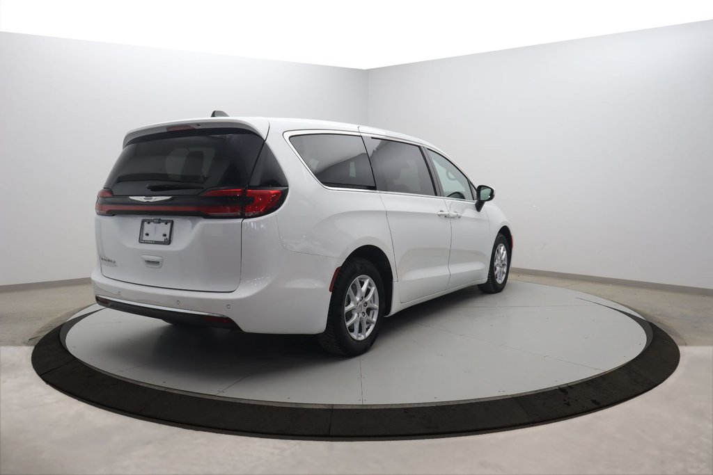 2023 Chrysler Pacifica in Baie-Comeau, Quebec - 4 - w1024h768px