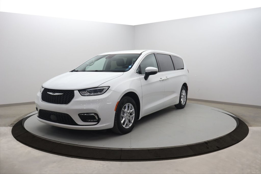 2023 Chrysler Pacifica in Baie-Comeau, Quebec - 1 - w1024h768px