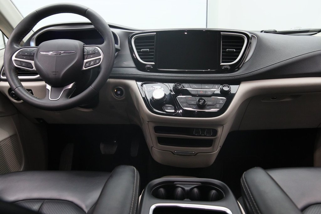 2023 Chrysler Pacifica in Baie-Comeau, Quebec - 11 - w1024h768px