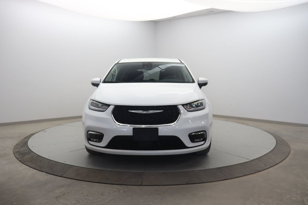 2023 Chrysler Pacifica in Sept-Îles, Quebec - 2 - w1024h768px