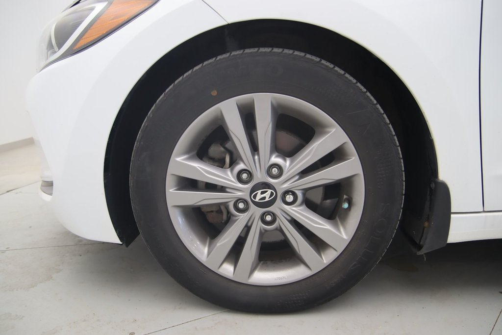 2018 Hyundai Elantra in Sept-Îles, Quebec - 18 - w1024h768px