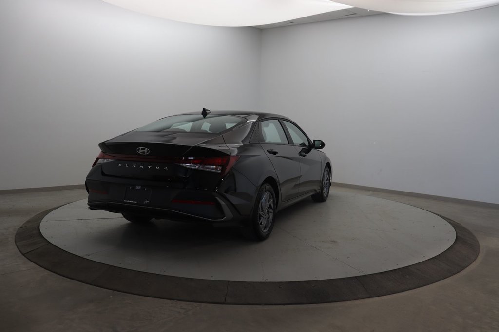 Hyundai Elantra Preferred 2024 à Jonquière, Québec - 4 - w1024h768px