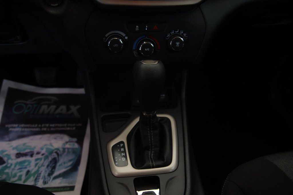 2017 Jeep Cherokee Sport in Chicoutimi, Quebec - 12 - w1024h768px