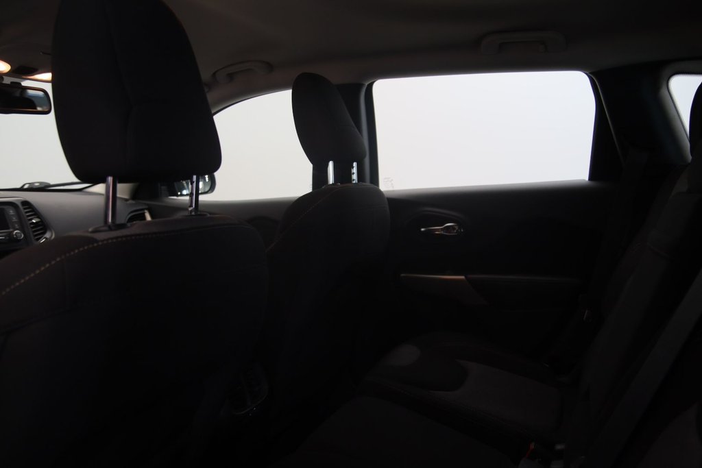 2017 Jeep Cherokee Sport in Chicoutimi, Quebec - 8 - w1024h768px