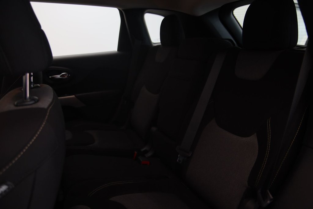 2017 Jeep Cherokee Sport in Chicoutimi, Quebec - 9 - w1024h768px