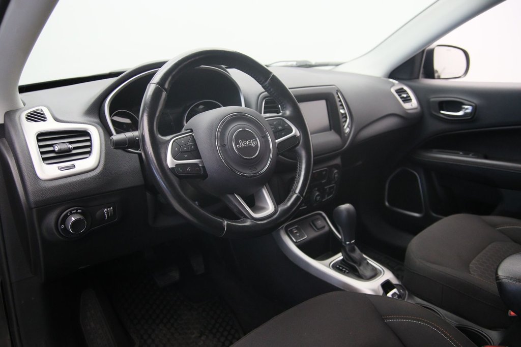 2020 Jeep Compass in Sept-Îles, Quebec - 7 - w1024h768px