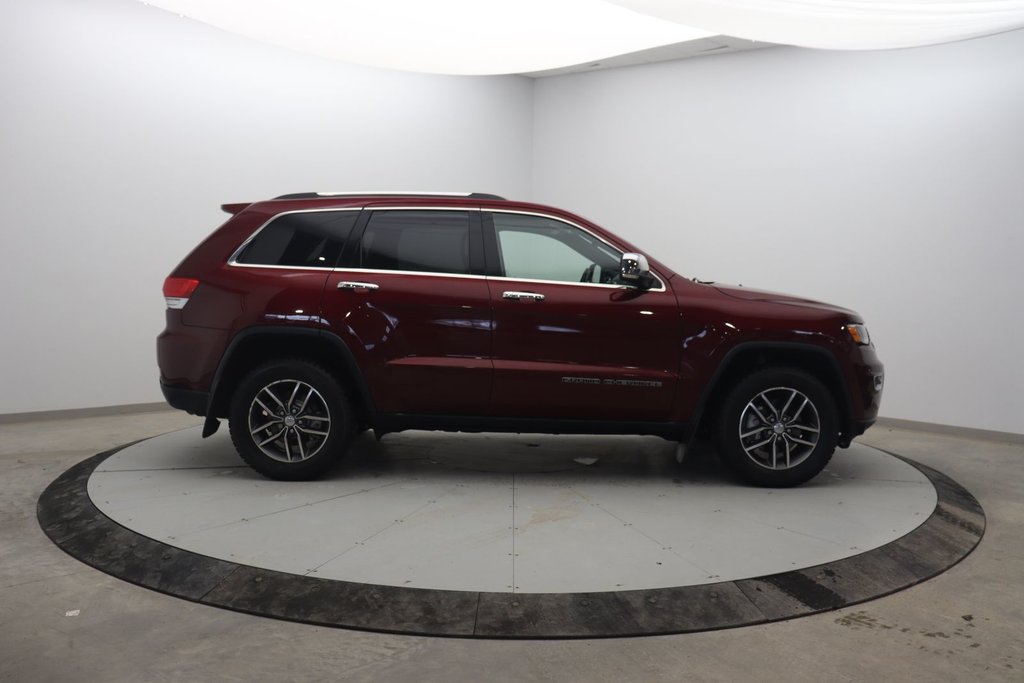 2017 Jeep Grand Cherokee in Jonquière, Quebec - 3 - w1024h768px