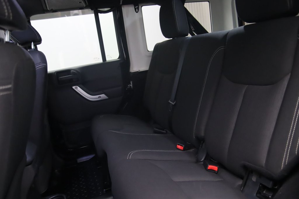 2016 Jeep Wrangler Unlimited Sahara in Jonquière, Quebec - 9 - w1024h768px