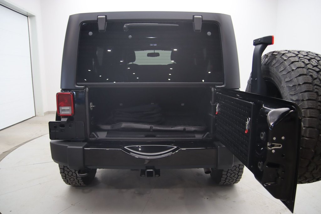 2016 Jeep Wrangler Unlimited Sahara in Jonquière, Quebec - 16 - w1024h768px