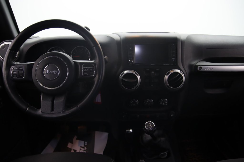 2016 Jeep Wrangler Unlimited Sahara in Jonquière, Quebec - 10 - w1024h768px